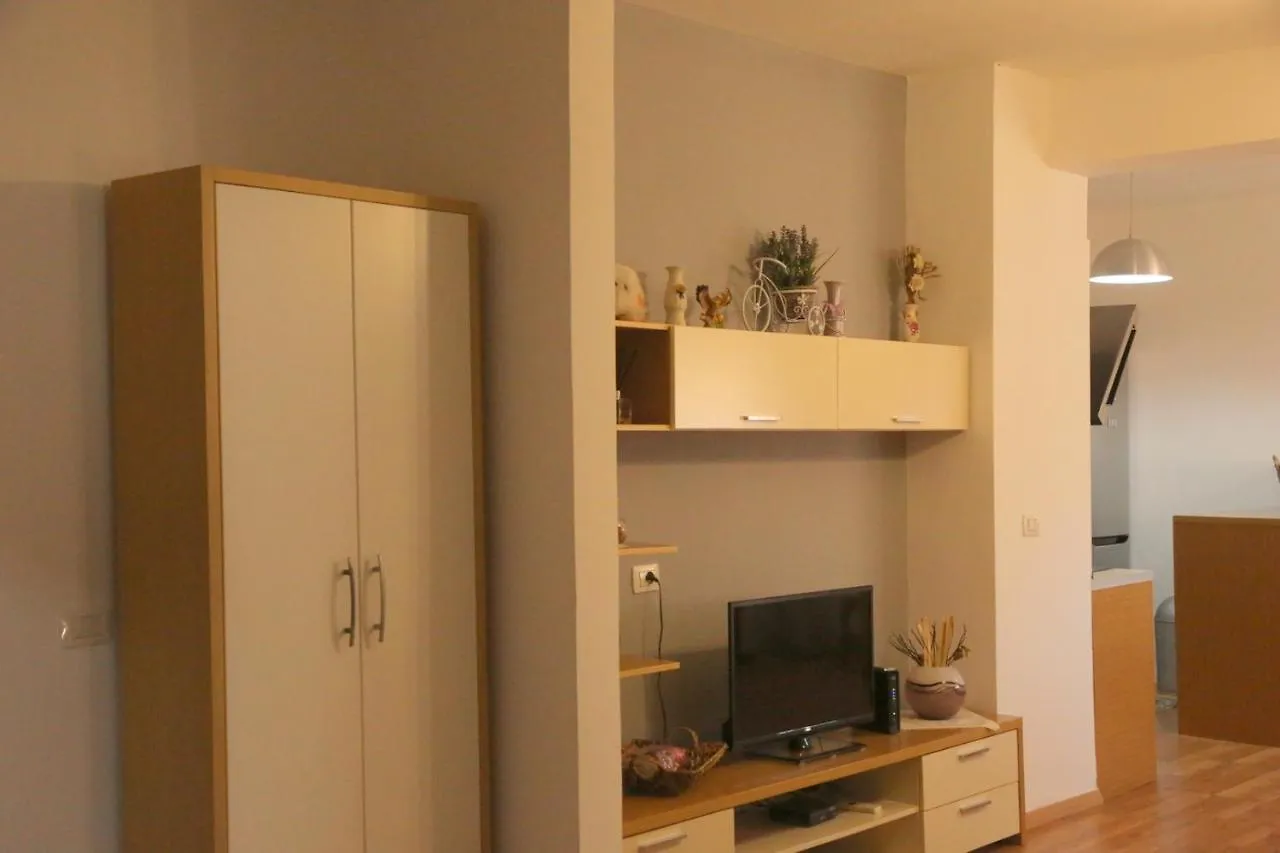 Ennio Apartment Near The Lake Тирана